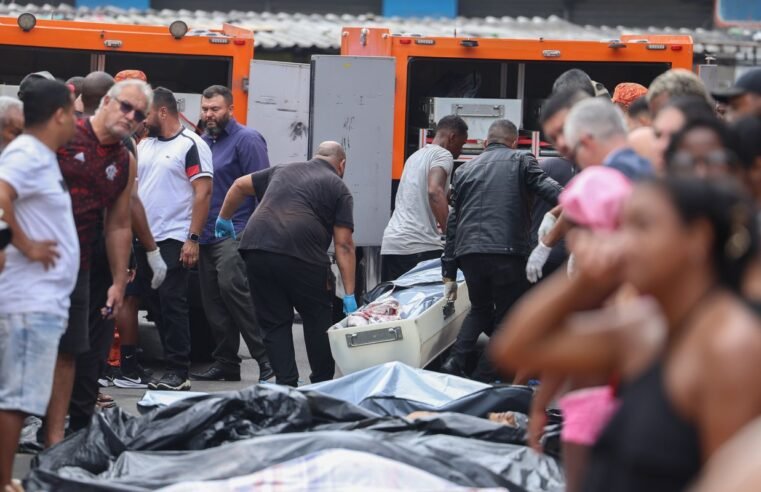 Moradores retiram cerca de 60 corpos em área de mata após operação Moradores retiram cerca de 60 corpos em área de mata após operação