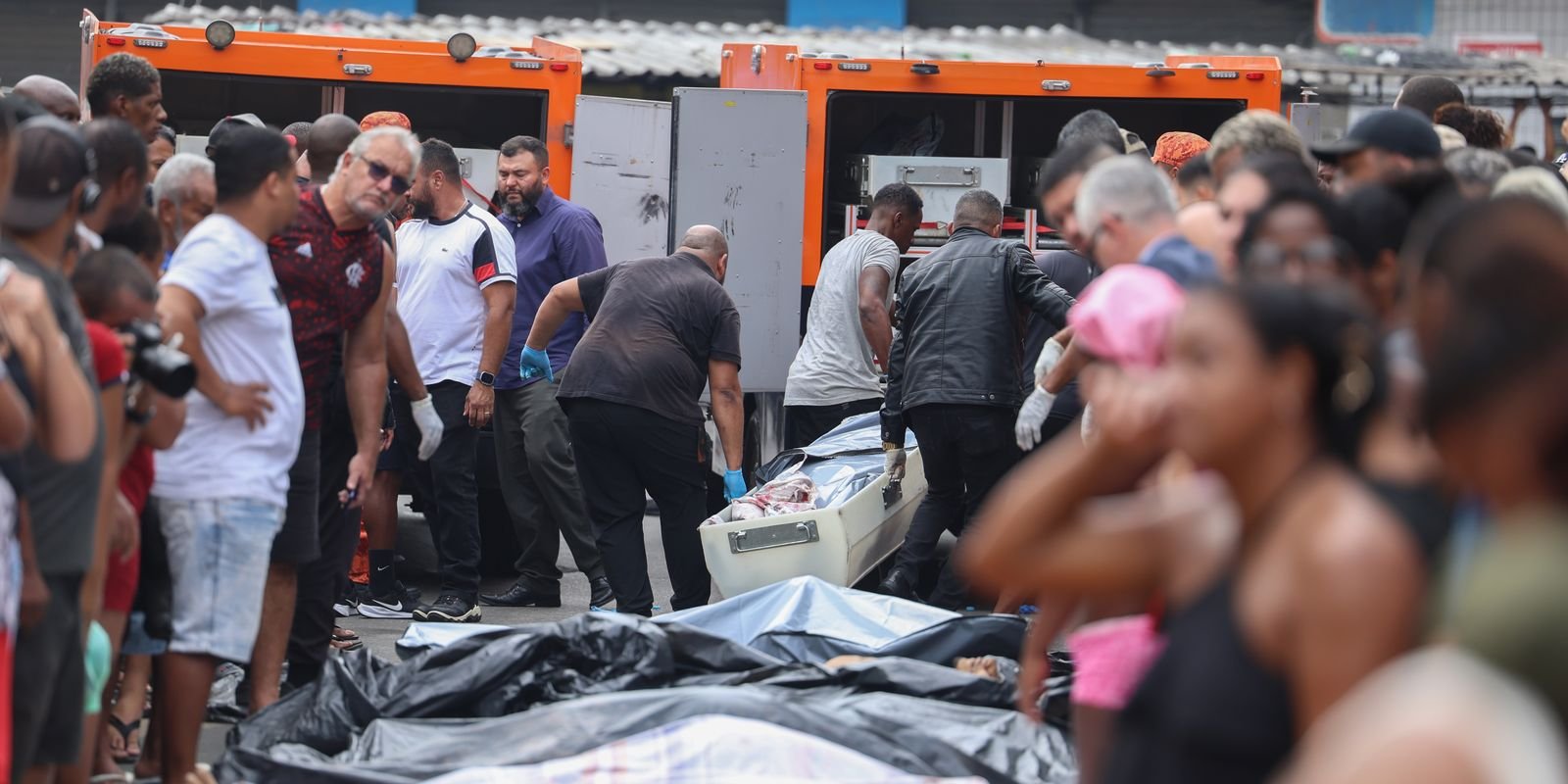 Moradores retiram cerca de 60 corpos em área de mata após operação Moradores retiram cerca de 60 corpos em área de mata após operação