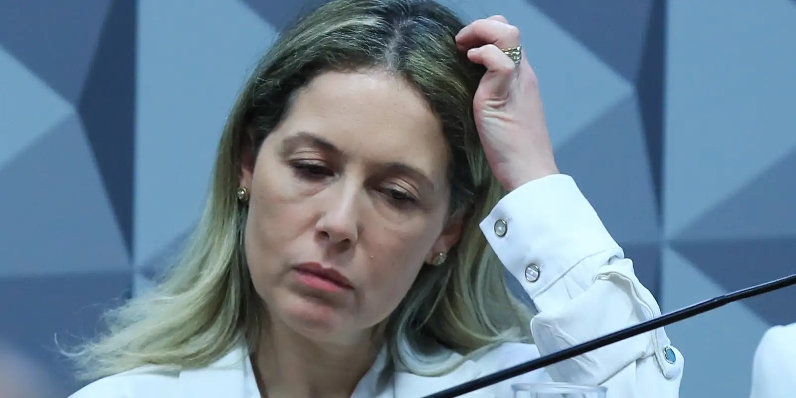 Mulher de ex-procurador-geral do INSS fica em silêncio na CPMI Mulher de ex-procurador-geral do INSS fica em silêncio na CPMI