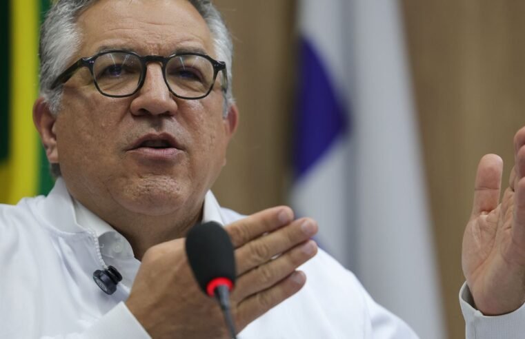 “Não vamos negar aos nossos filhos o direito à vacina”, diz Padilha