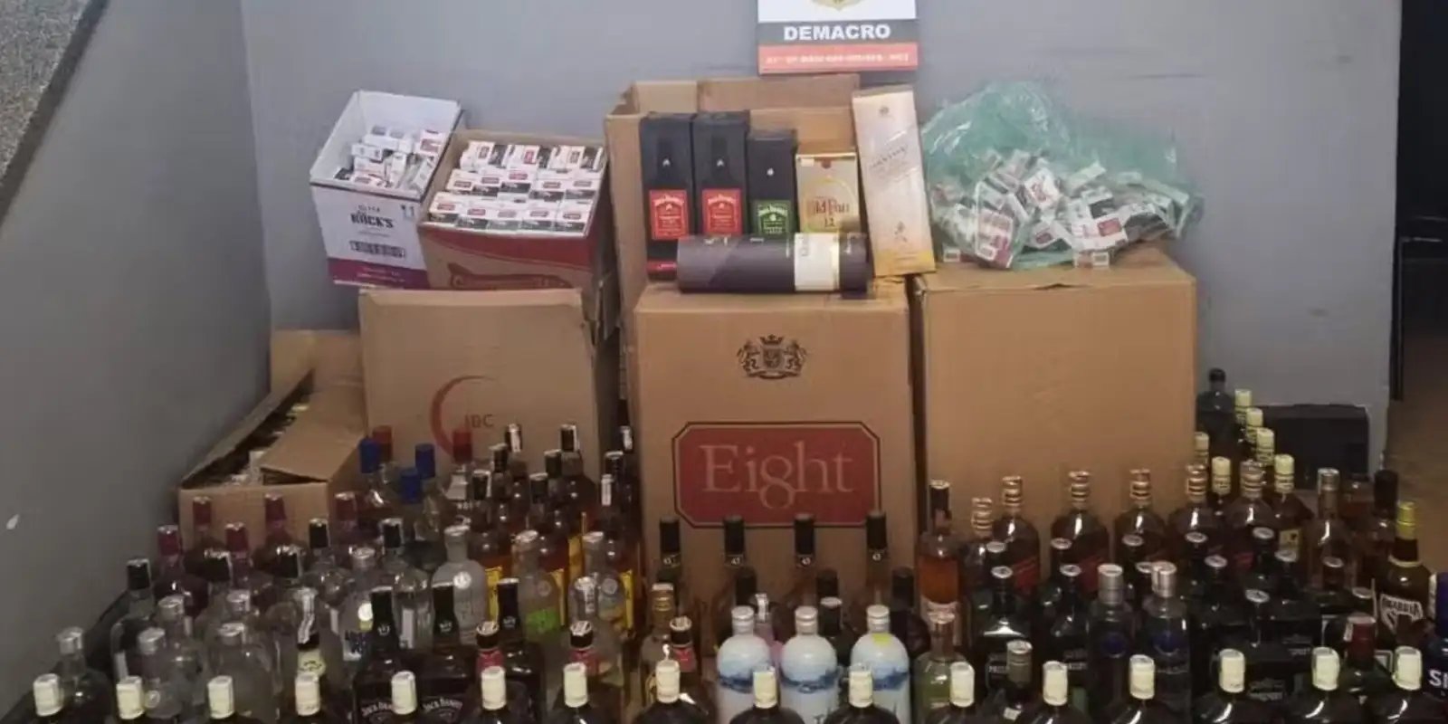 Polícia do Rio apreende bebidas suspeitas na capital e Baixada Polícia do Rio apreende bebidas suspeitas na capital e Baixada