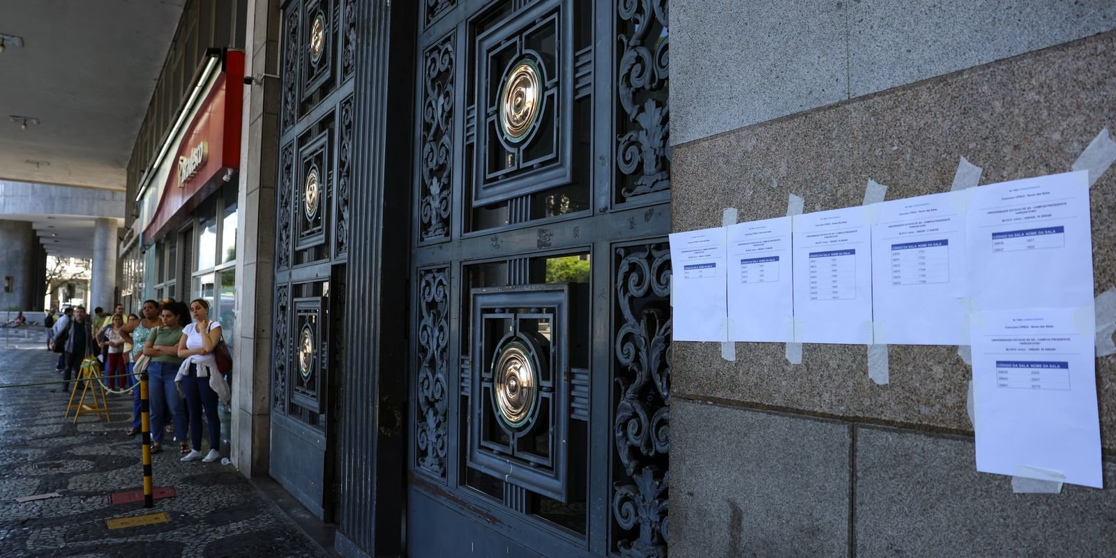 Portões nos locais de prova do CNU 2025 são fechados Portões nos locais de prova do CNU 2025 são fechados