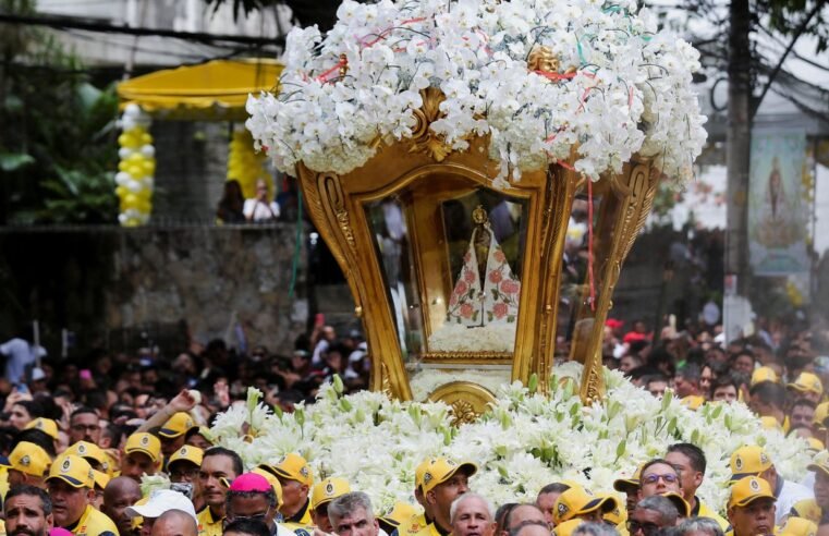 Procissão do Recírio reúne milhares de fiéis em Belém