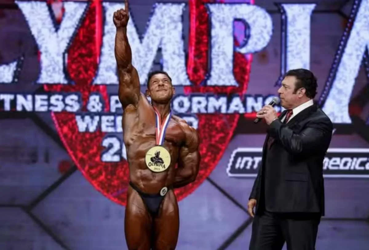 Ramon Dino leva título inédito do Mr. Olympia após bater duas vezes na trave Ramon Dino leva título inédito do Mr. Olympia após bater duas vezes na trave