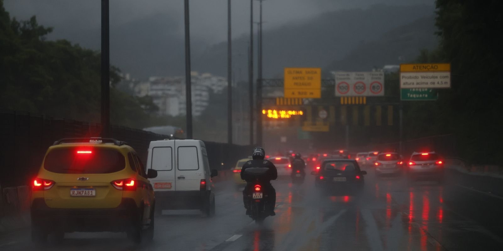 Rio tem alerta de chuva, ventos e ressaca do mar nas próximas horas Rio tem alerta de chuva, ventos e ressaca do mar nas próximas horas