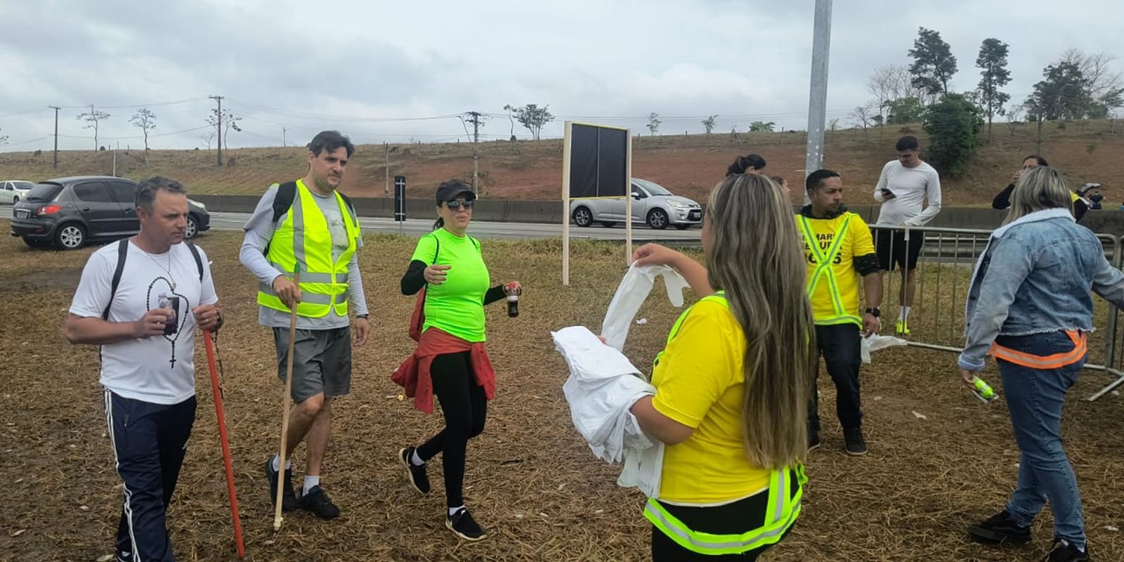 Romeiros que vão a Aparecida usam tendas de apoio em rodovias de SP Romeiros que vão a Aparecida usam tendas de apoio em rodovias de SP