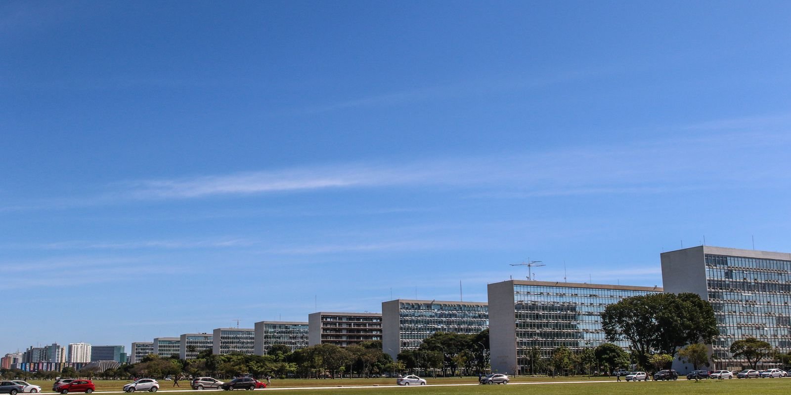 TCU suspende exigência de governo buscar centro da meta fiscal em 2025 TCU suspende exigência de governo buscar centro da meta fiscal em 2025