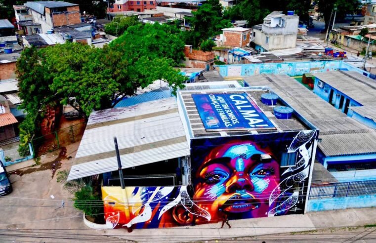 Telhado na Cidade de Deus diz: “Aqui tem crianças, sonhos e famílias”