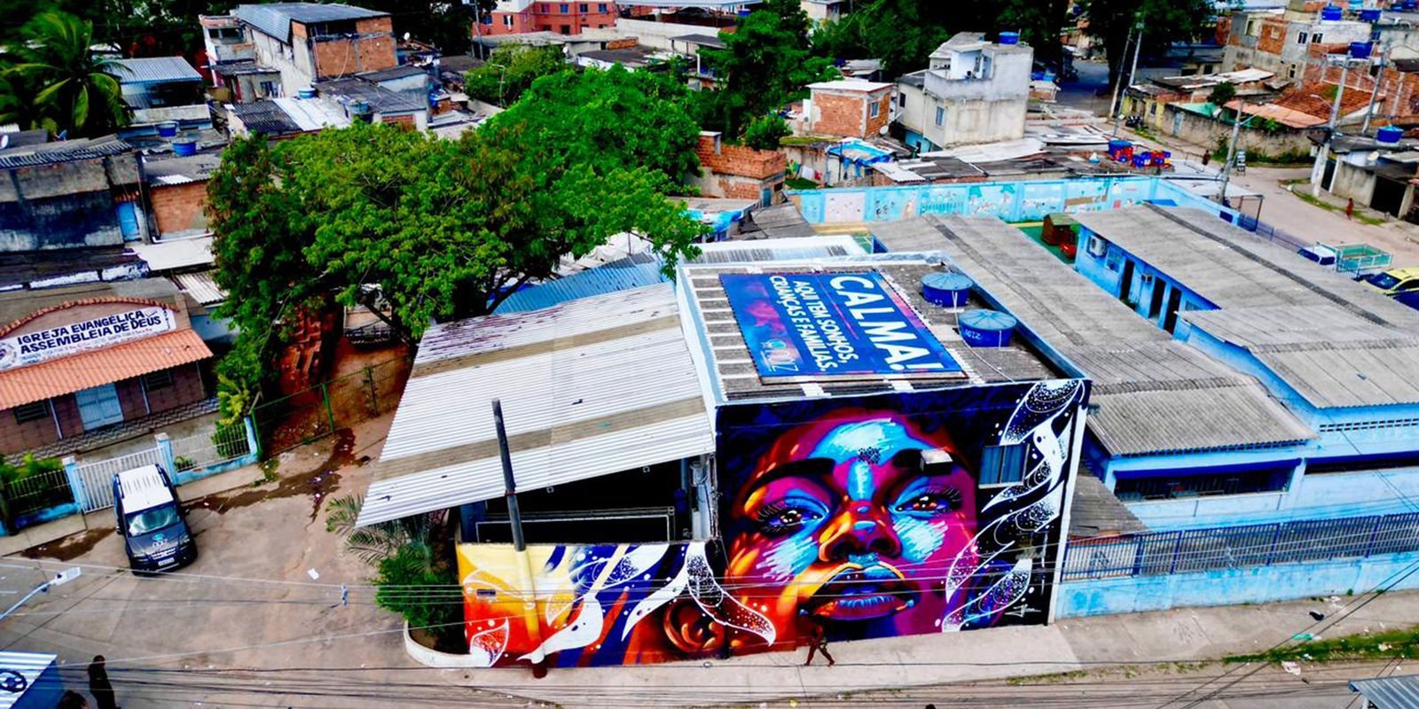 Telhado na Cidade de Deus diz: “Aqui tem crianças, sonhos e famílias”