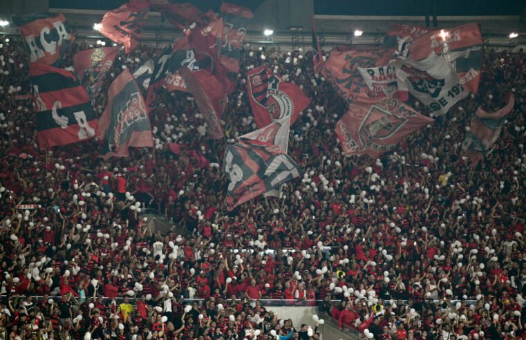 Torcida do Flamengo protesta antes de clássico contra Palmeiras: ‘CBF é verde’