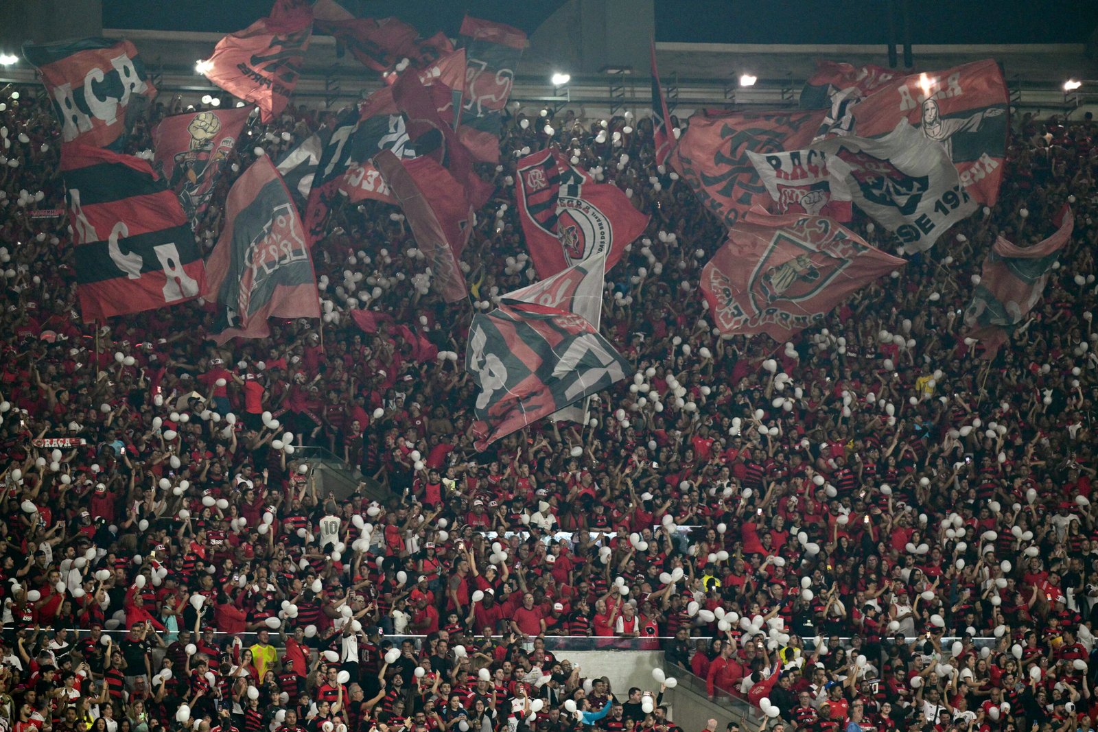 Torcida do Flamengo protesta antes de clássico contra Palmeiras: ‘CBF é verde’