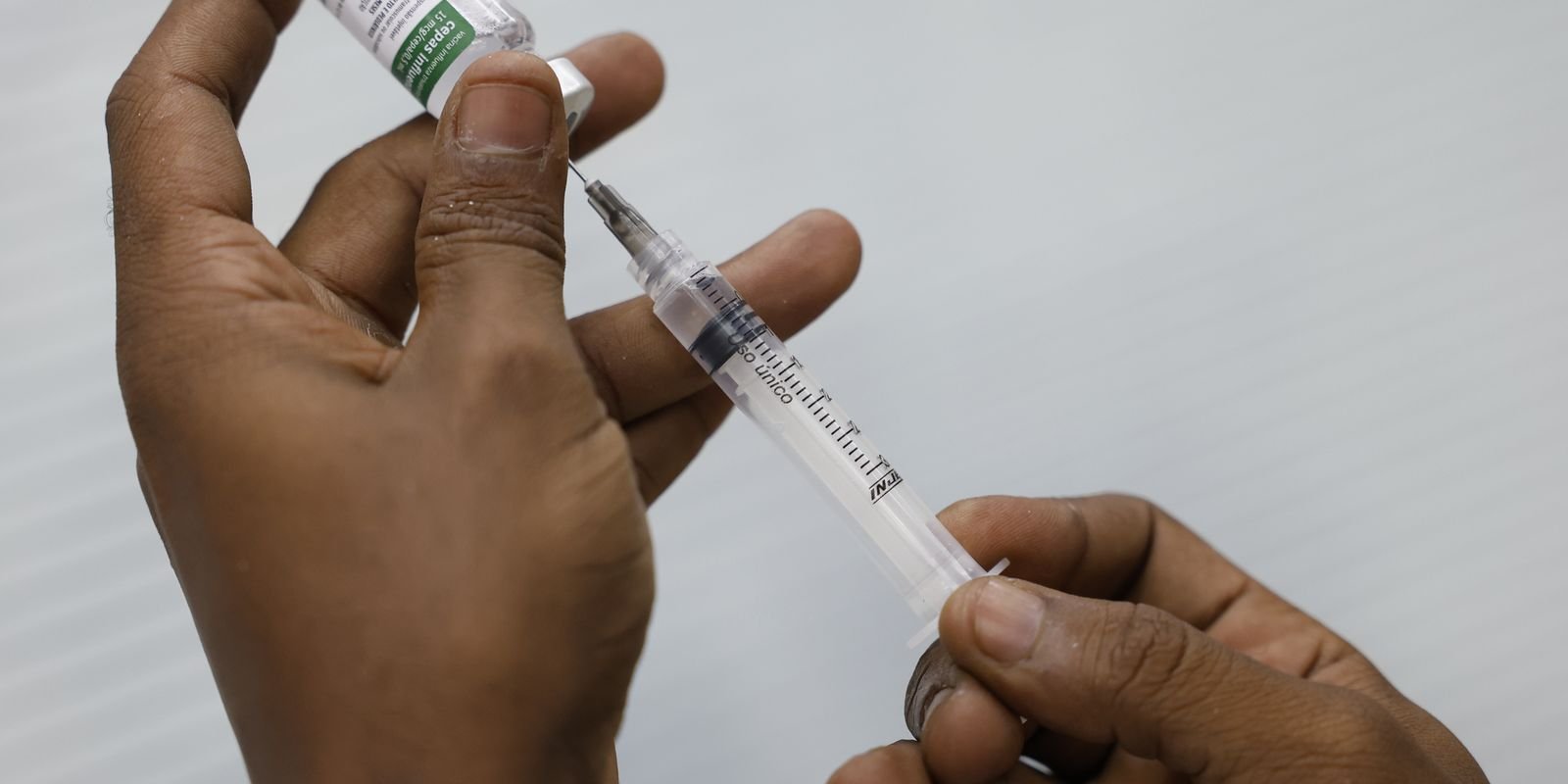 Vacinação despenca na Maré em dias de operação policial, aponta Unicef Vacinação despenca na Maré em dias de operação policial, aponta Unicef