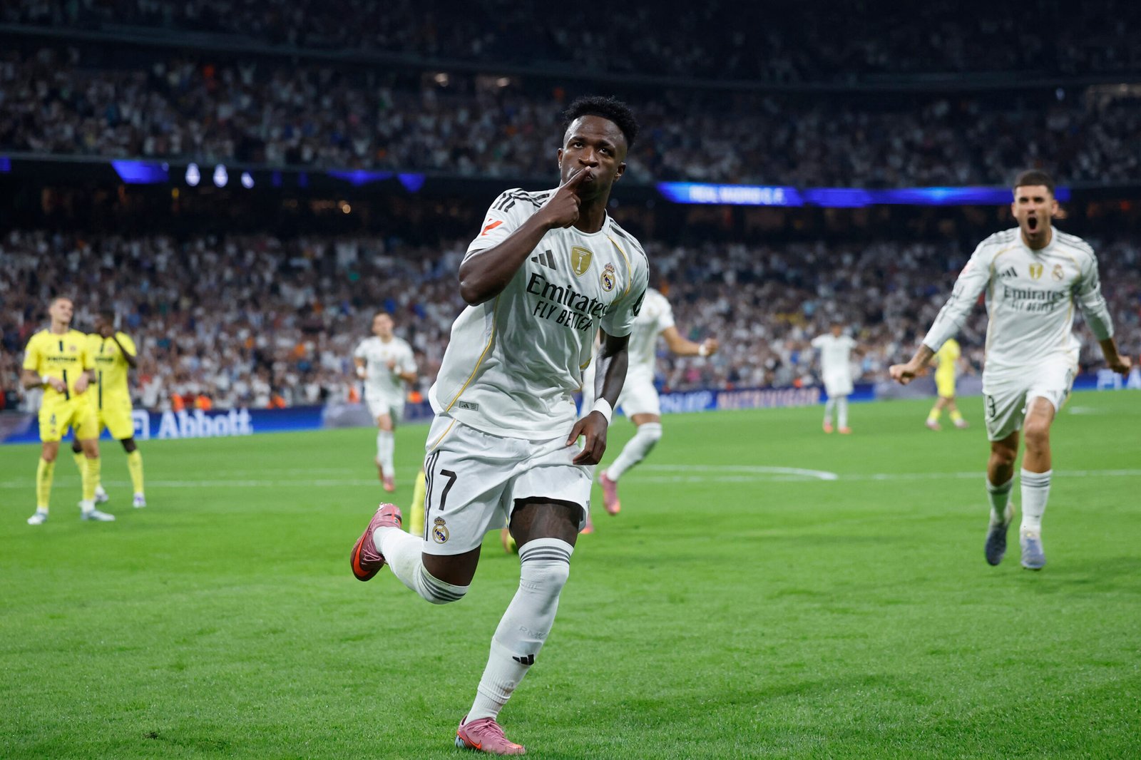 Vini marca dois, Real Madrid vence Villarreal e reassume liderança