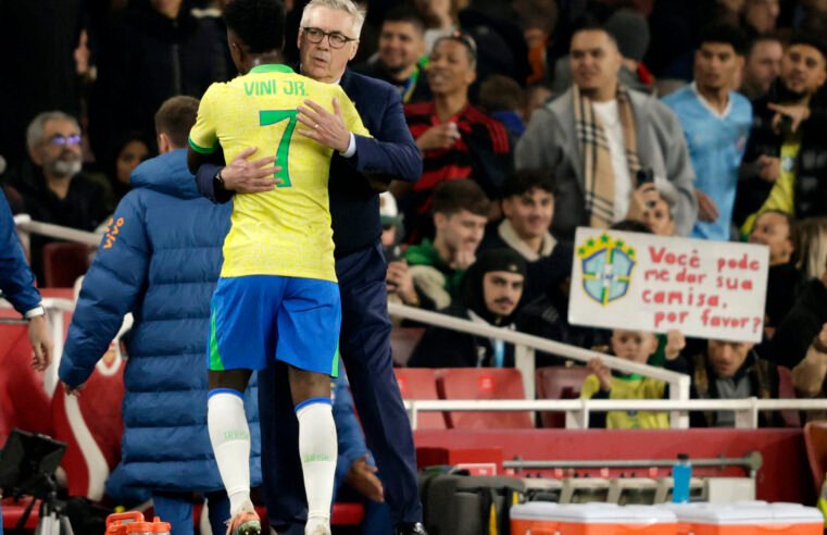 Após crise no Real, Vini Jr é só risadas e abraços com Ancelotti na seleção