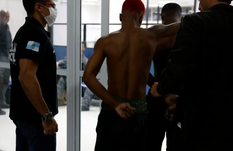 Avenida Brasil é interditada e carros são incendiados no Rio