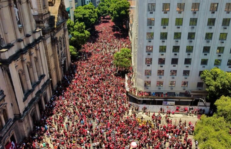 Centro do Rio é tomado por torcedores à espera do trio do Flamengo com a taça da Libertadores