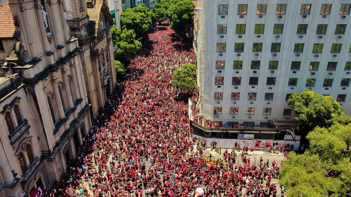 Centro do Rio é tomado por torcedores à espera do trio do Flamengo com a taça da Libertadores