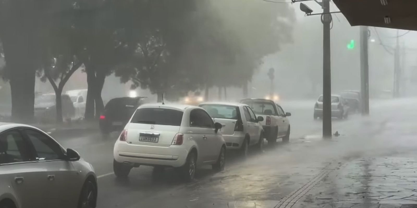 Ciclone causa danos em dez municípios gaúchos e 200 mil ficam sem luz