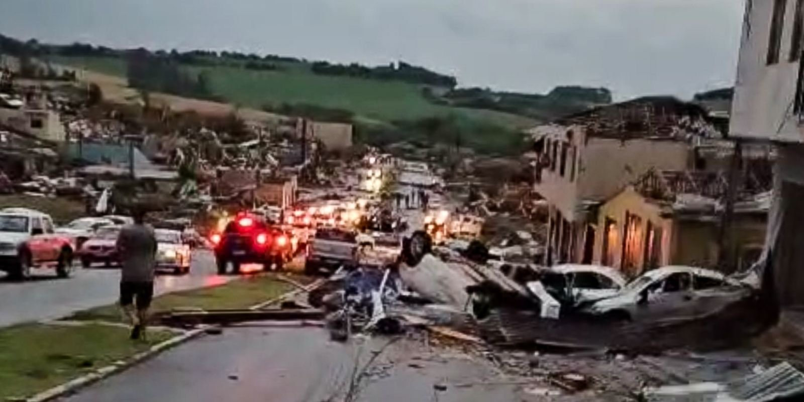 Ciclone causa destruição e deixa 4 mortos e 400 feridos no Paraná