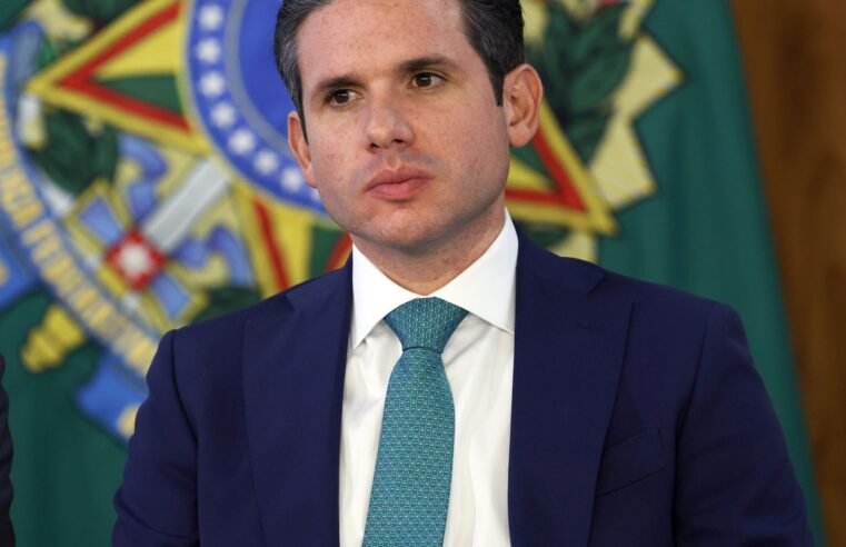 Com fuga de Ramagem, Motta proíbe deputados de votarem do exterior