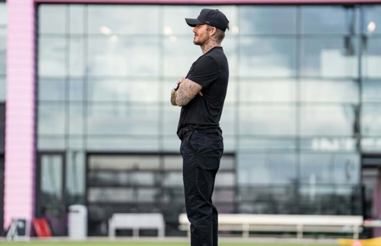 David Beckham é condecorado pelo rei Carlos III em cerimônia em Windsor