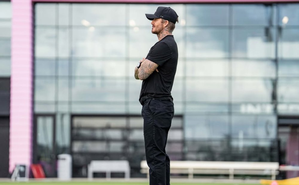 David Beckham é condecorado pelo rei Carlos III em cerimônia em Windsor