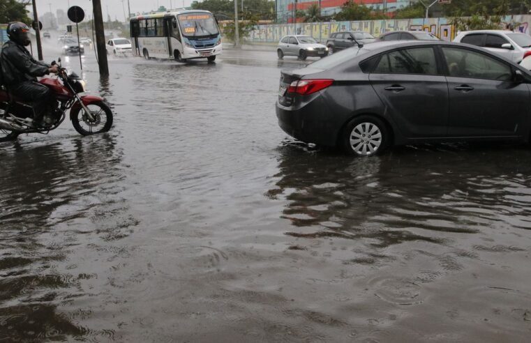 Frente fria derruba árvores e causa alagamentos no Rio de Janeiro