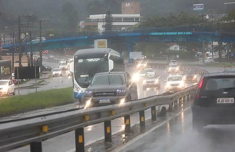 Frente fria deve causar temporais e rajadas de vento em SC