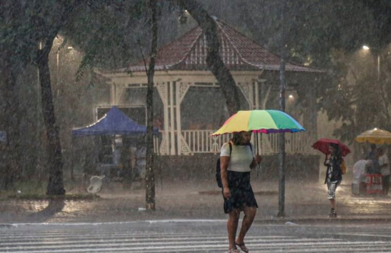Inmet alerta para tempestades em três estados até amanhã; veja onde