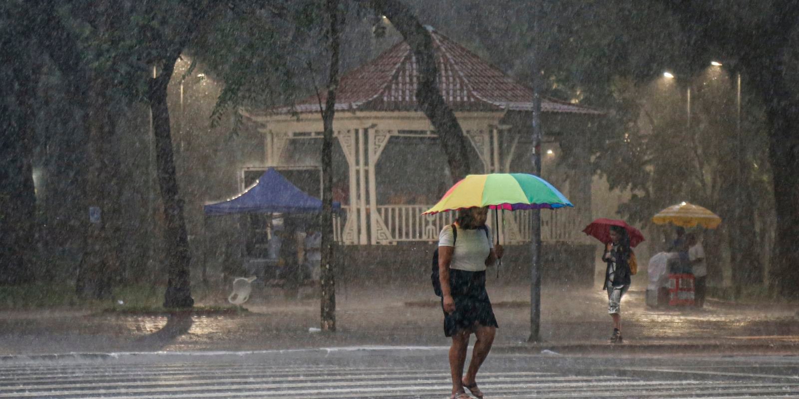 Inmet alerta para tempestades em três estados até amanhã; veja onde