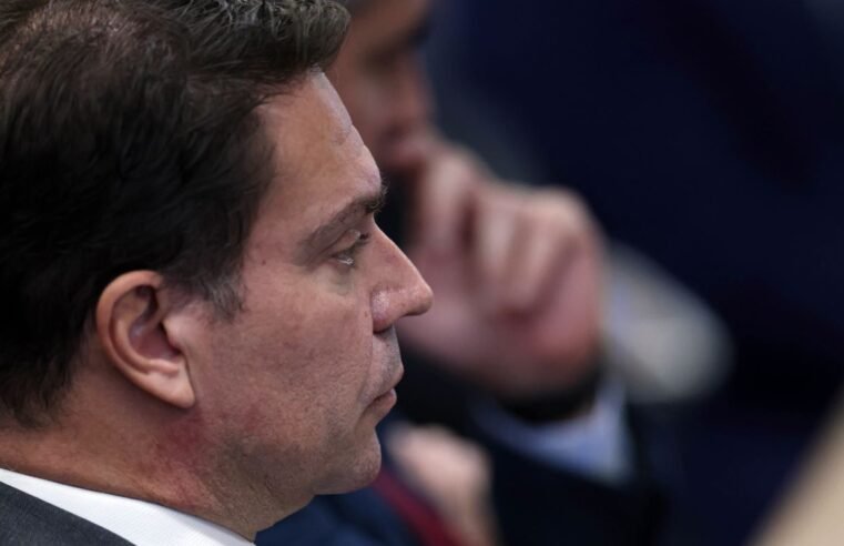 Líder do PT questiona no STF e na Câmara saída de Ramagem do país