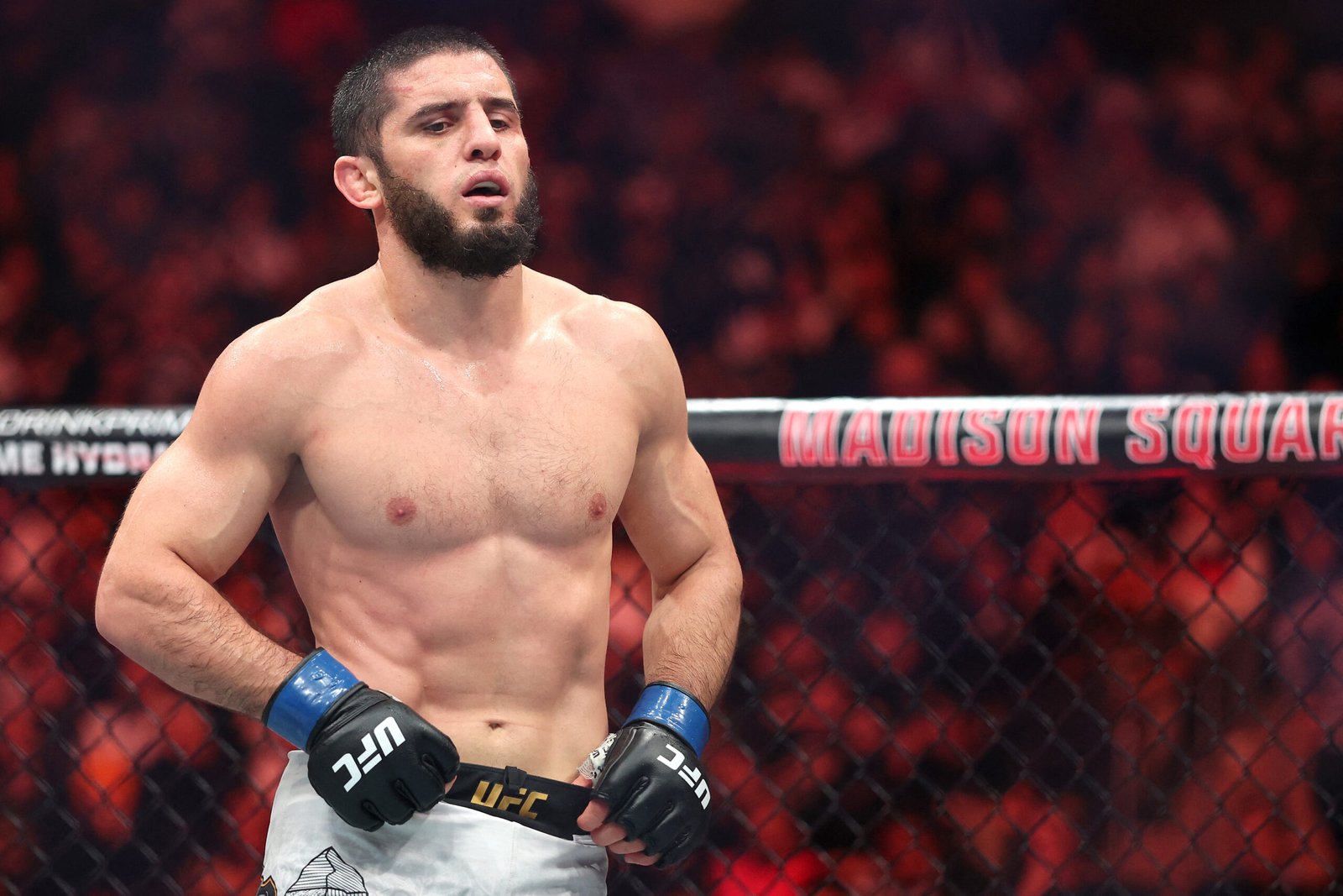 Makhachev conquista cinturão e iguala recorde de 16 vitórias seguidas de Anderson Silva no UFC