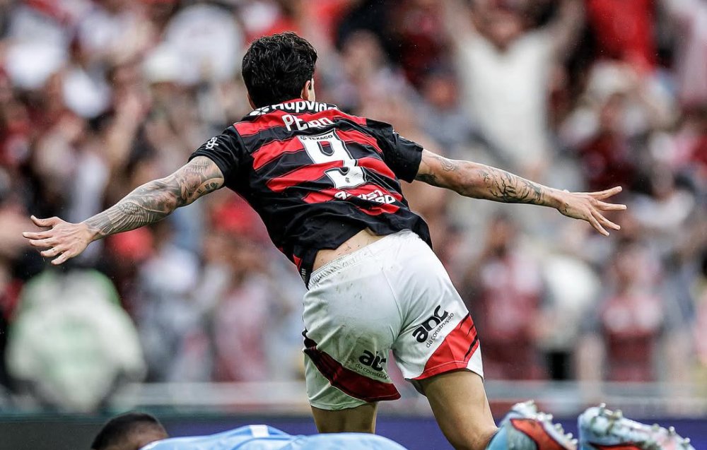 Pedro sofre lesão muscular e está fora da final da Libertadores