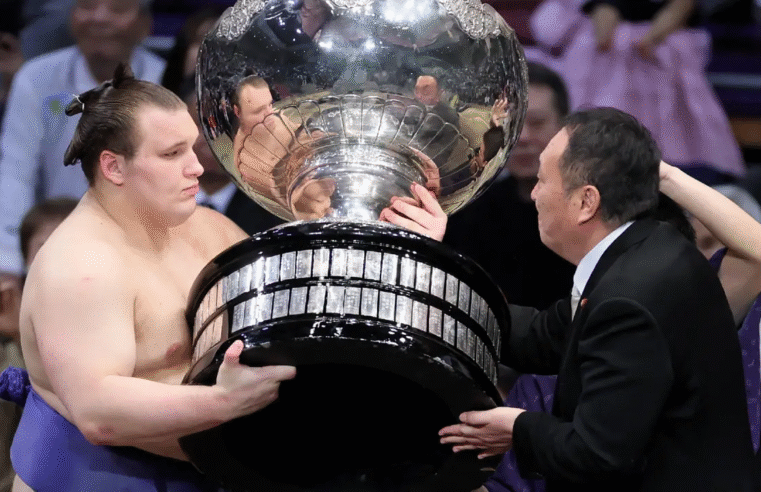 Refugiado Danylo Yavhusishyn é primeiro ucraniano a vencer torneio da elite do sumô