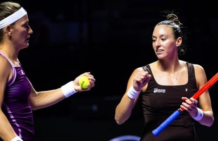 Stefani e Babos vencem russas e se aproximam da semi do WTA Finals