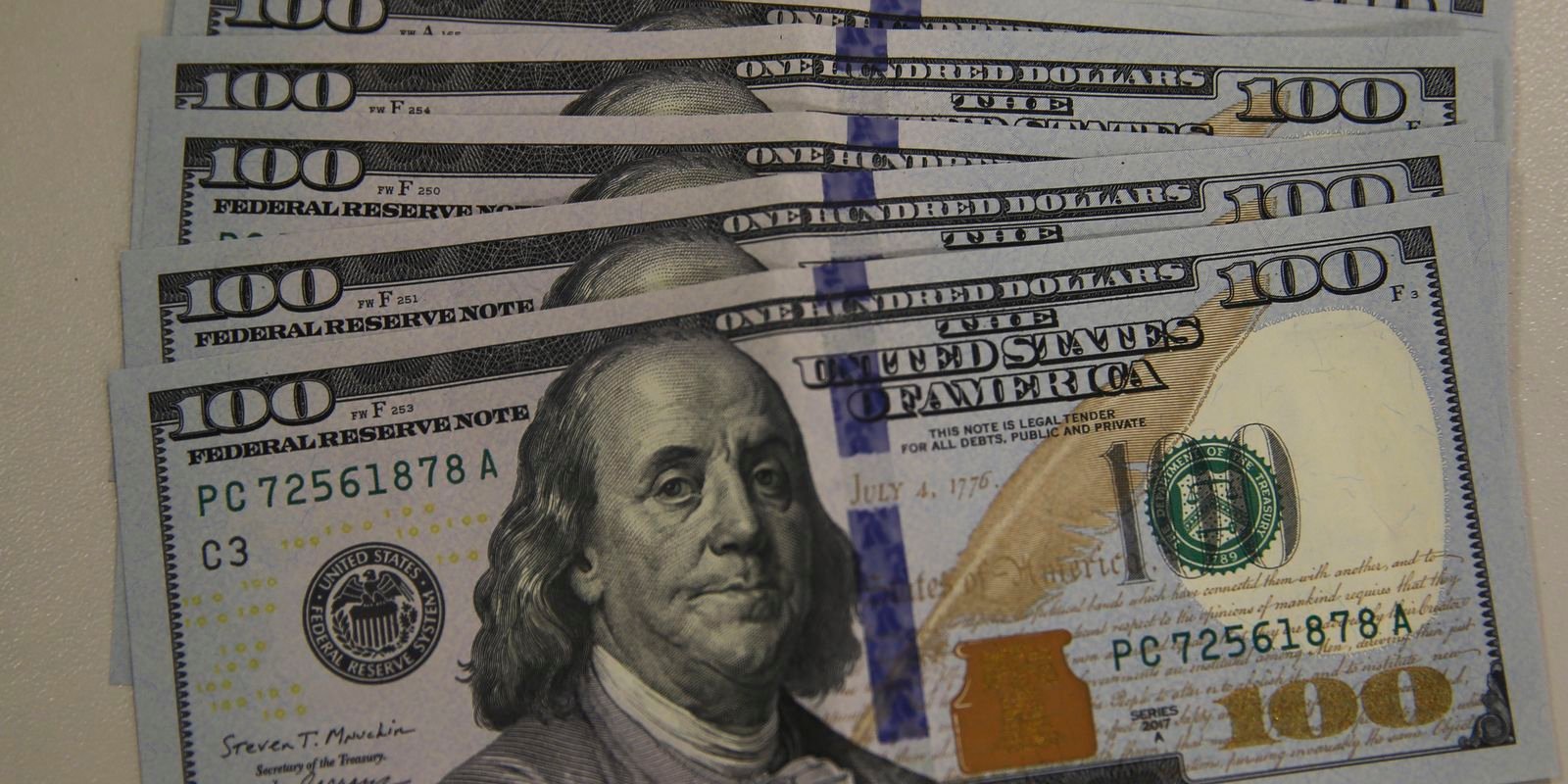 Após sete altas seguidas, dólar cai 0,95% e fecha em R$ 5,53
