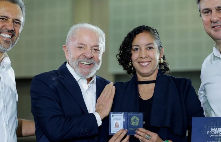 Carteira Docente é documento que valoriza profissão, diz professora