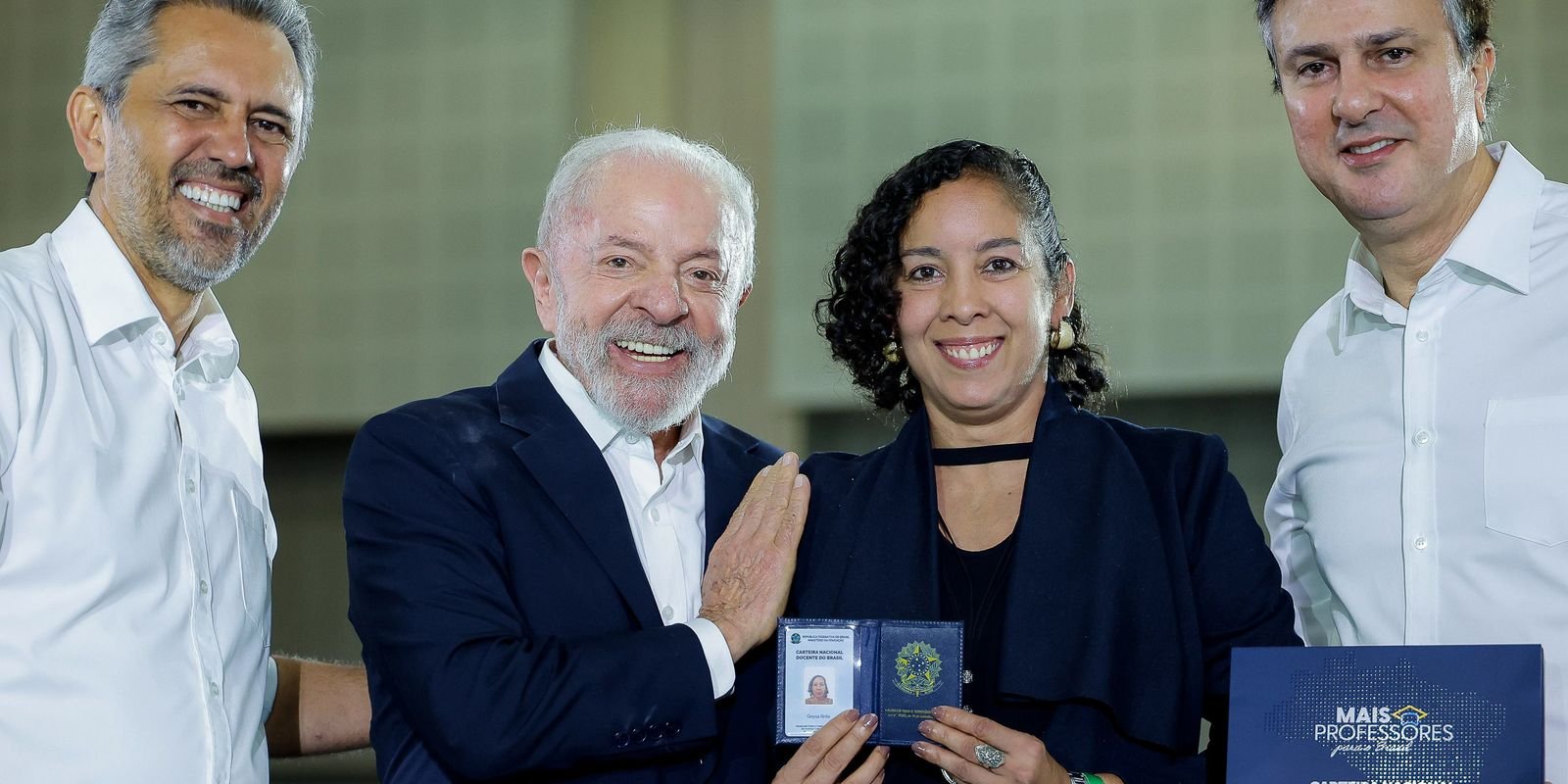 Carteira Docente é documento que valoriza profissão, diz professora