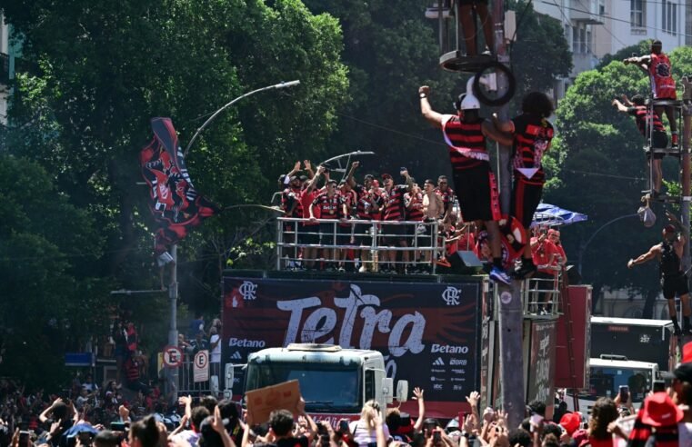 Confusão encerra festa do Flamengo no centro do Rio após desfile do tetracampeonato