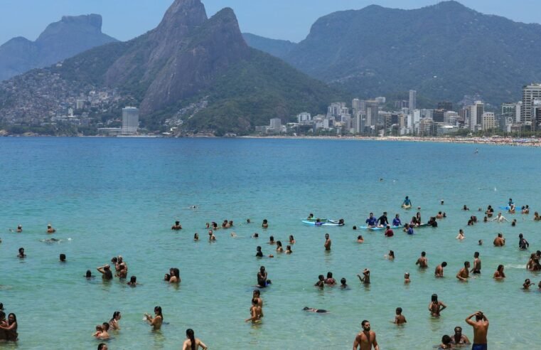 Corpo de piloto do avião que caiu em Copacabana é resgatado