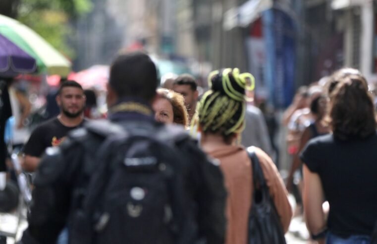 Diretores e gerentes negros ganham 34% menos que brancos, revela IBGE