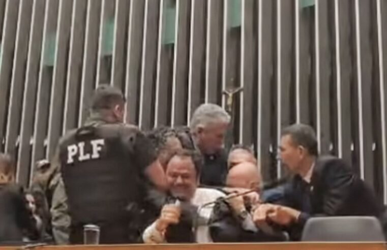 Entidades criticam retirada da imprensa na Câmara