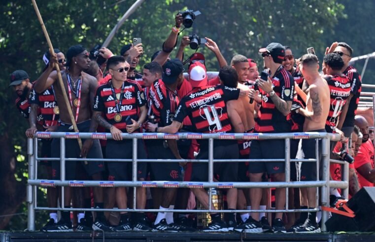 Festa do Flamengo no Rio tem jogadores em trio elétrico e multidão eufórica