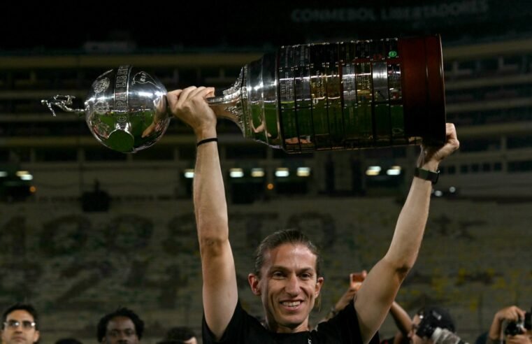 Flamengo anuncia renovação de Filipe Luís até o final de 2027