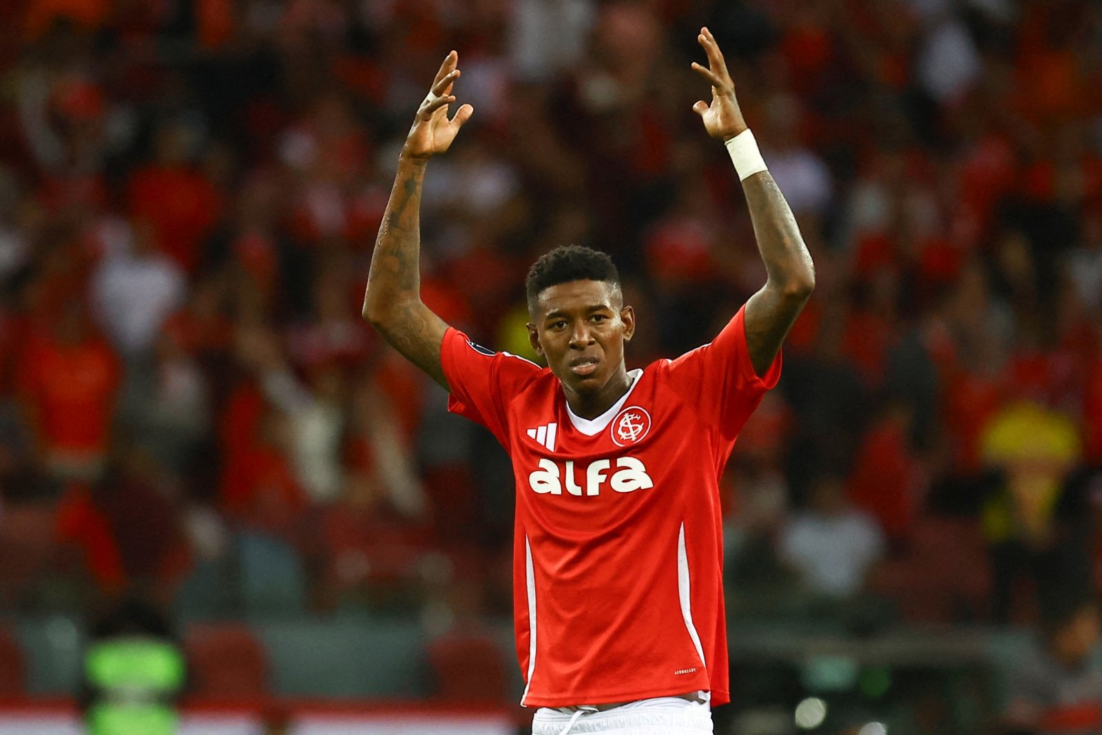 Flamengo supera a concorrência do Cruzeiro e encaminha contratação do zagueiro Vitão