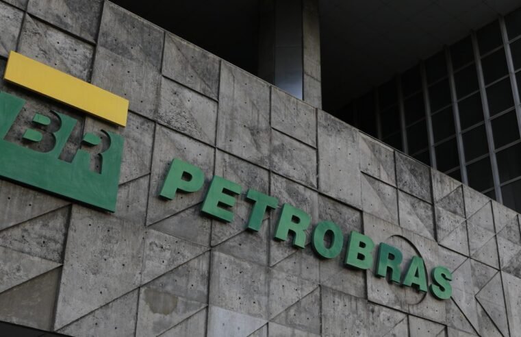 Funcionários da Petrobras entram em greve por tempo indeterminado