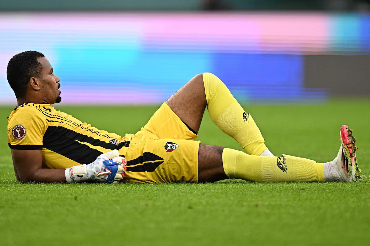 Goleiro do Sudão desmaia em jogo, mas fica em campo e ajuda em vitória sobre Guiné Equatorial