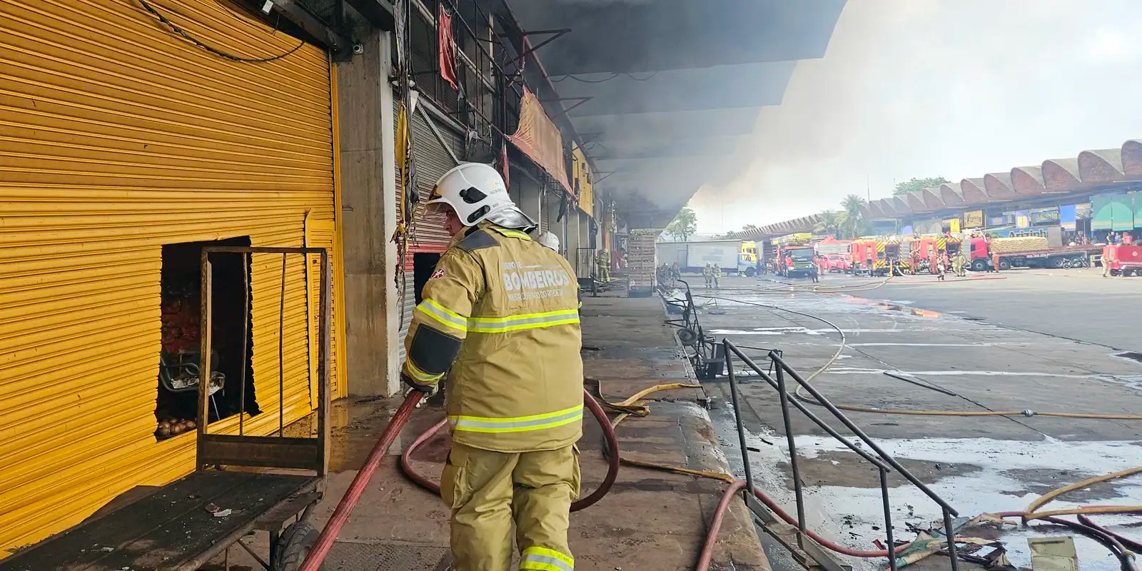 Incêndio no Ceasa/Rio está controlado; bombeiros trabalham no rescaldo