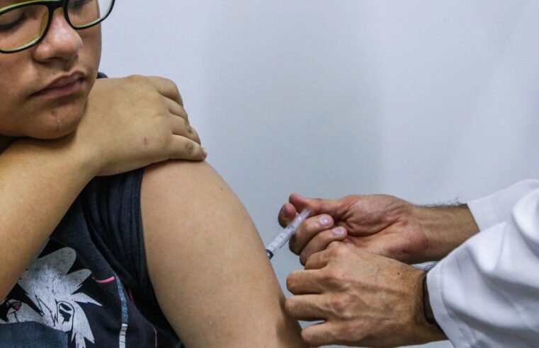 Jovens de 15 a 19 anos podem se vacinar contra HPV até junho de 2026