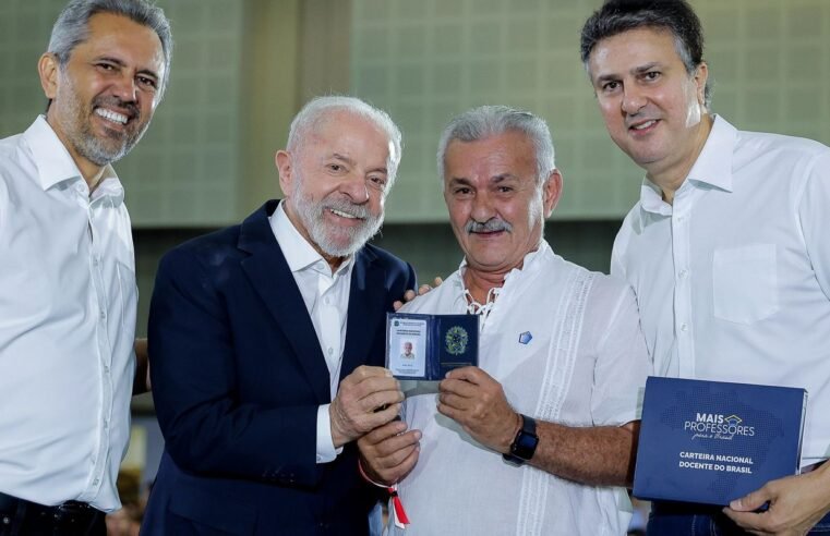 Lula entrega carteiras de docente a professores do Ceará